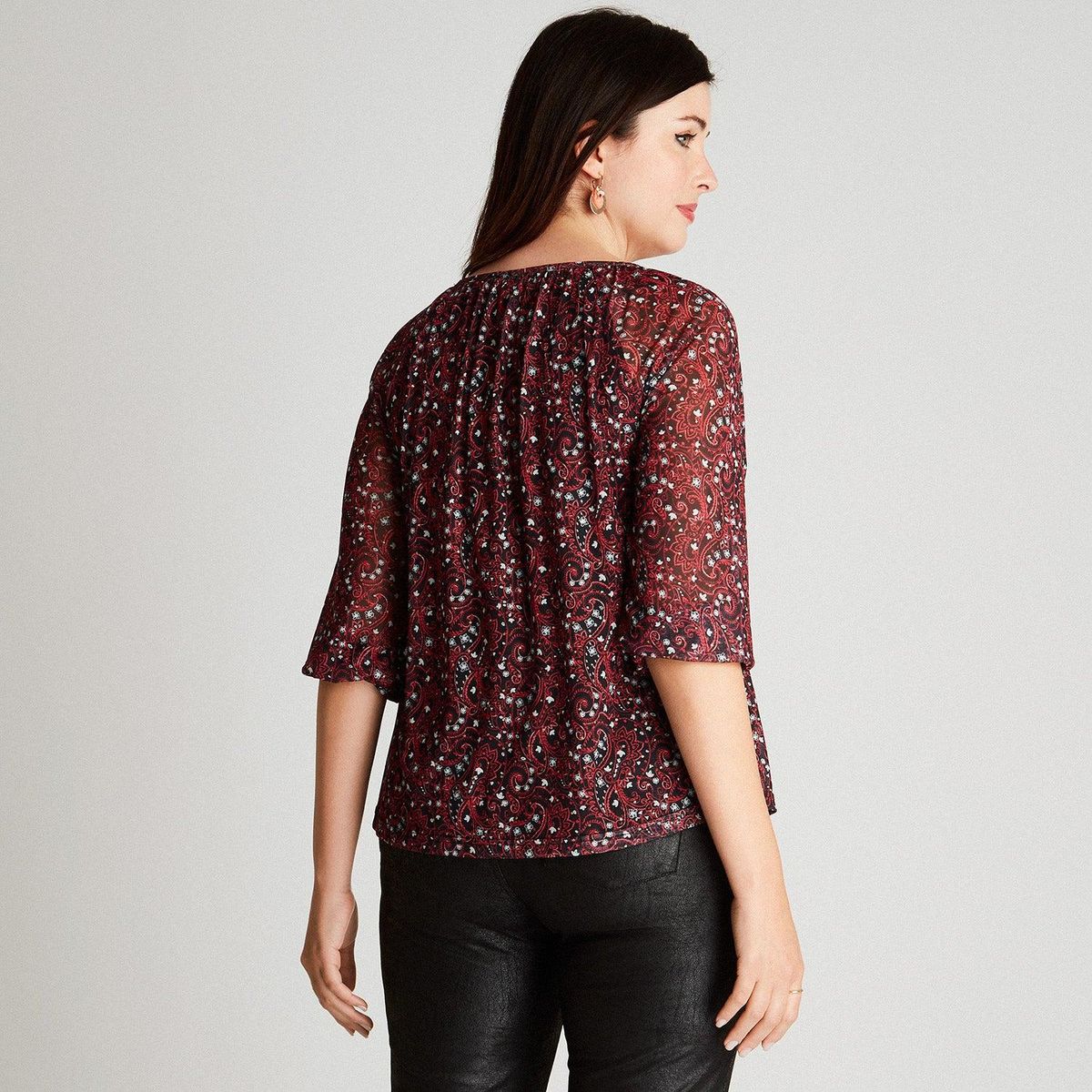 CURVI - Polera Negro Manga Corta Estampado Cuello Redondo