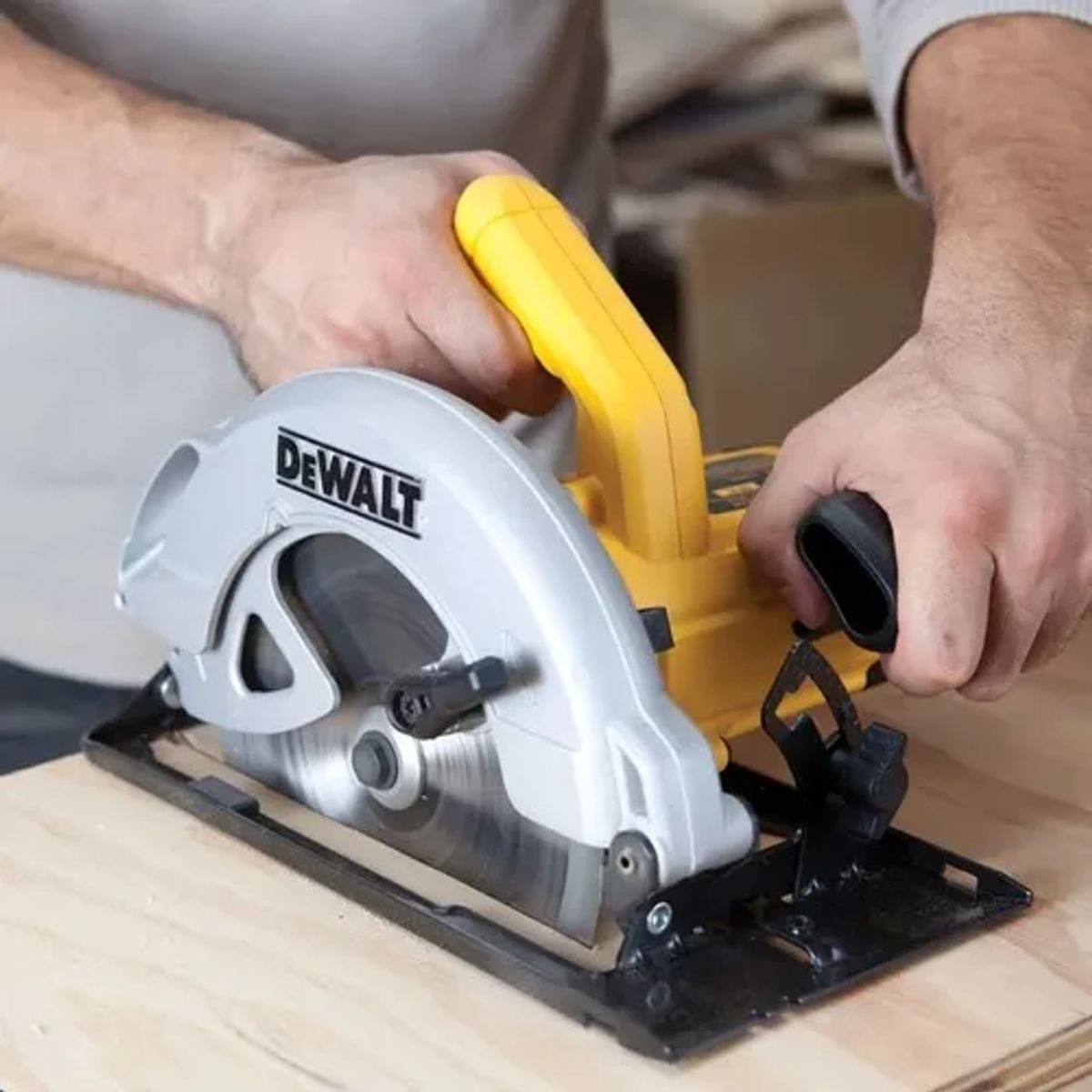 DEWALT - Sierra Circular 7-1/4 Dewalt Dwe560-b2c - 1.400 Watts Frecuencia 60