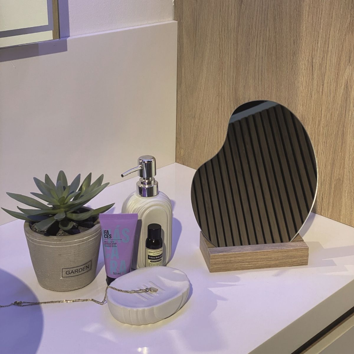 FMFURNITURE - Espejo Irregular con Base Madera 25x21x7 cm