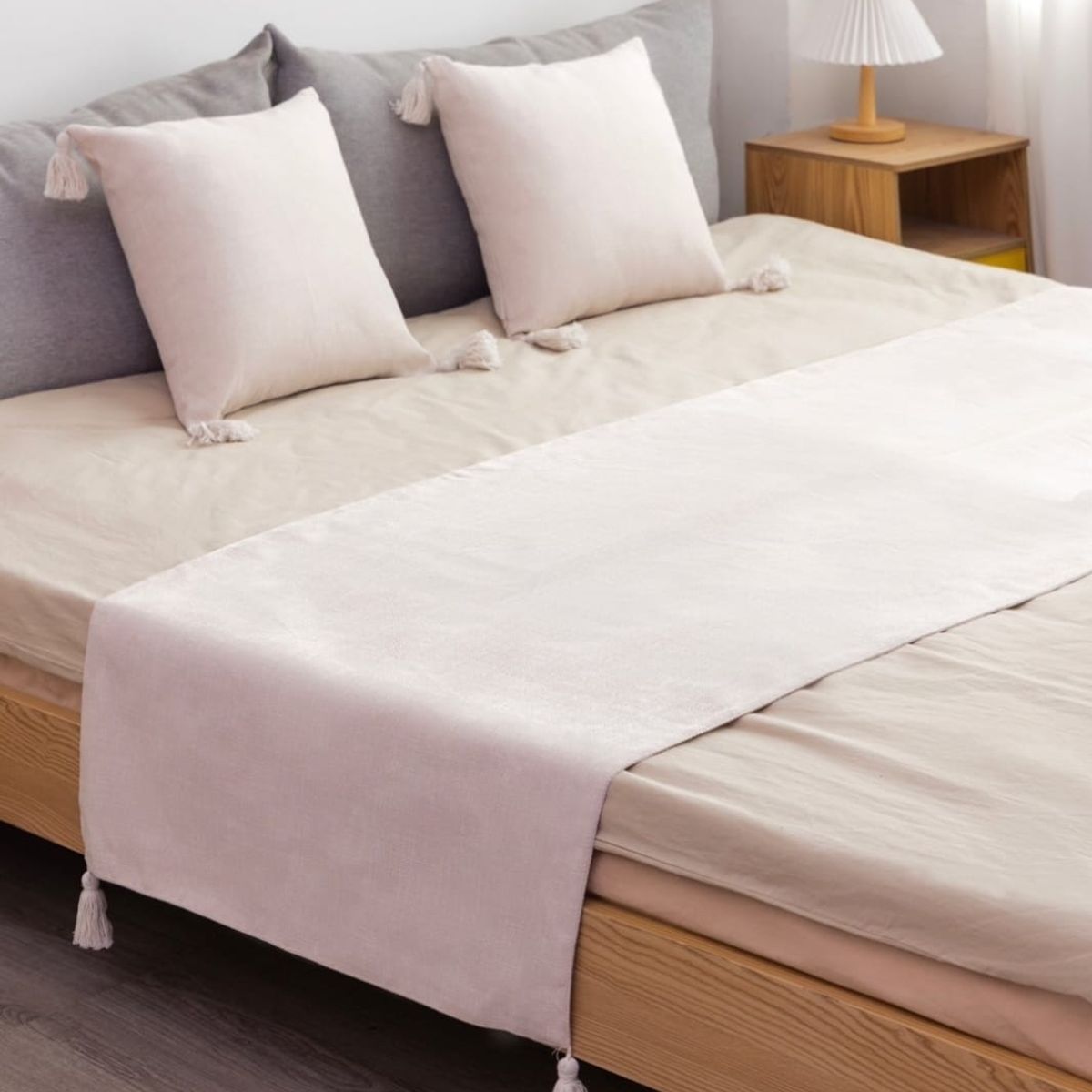 ANGELES DEL HOGAR - Pieceras Plush Con ponpon + dos fundas de cojin 2 plazas/King