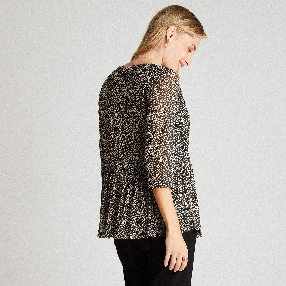 CURVI - Polera Negro Manga 3,4 Estampado Cuello V