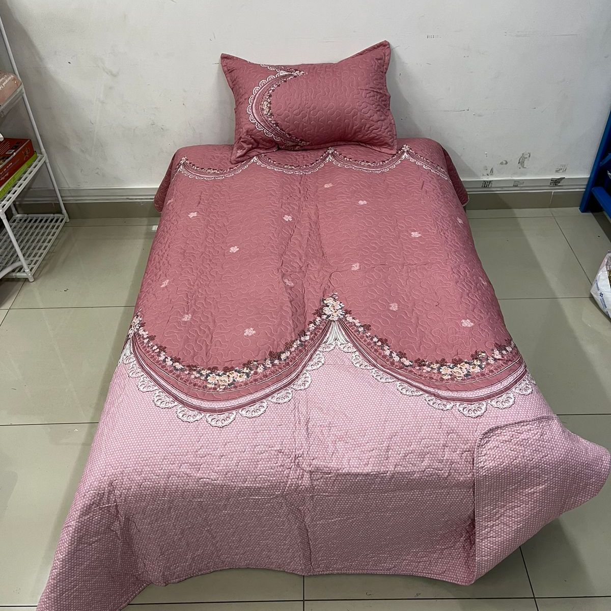 GENERICO - CUBRECAMA DE VERANO 1.5 PLAZA ROSA CON DISEÑO QUILT DELGADO