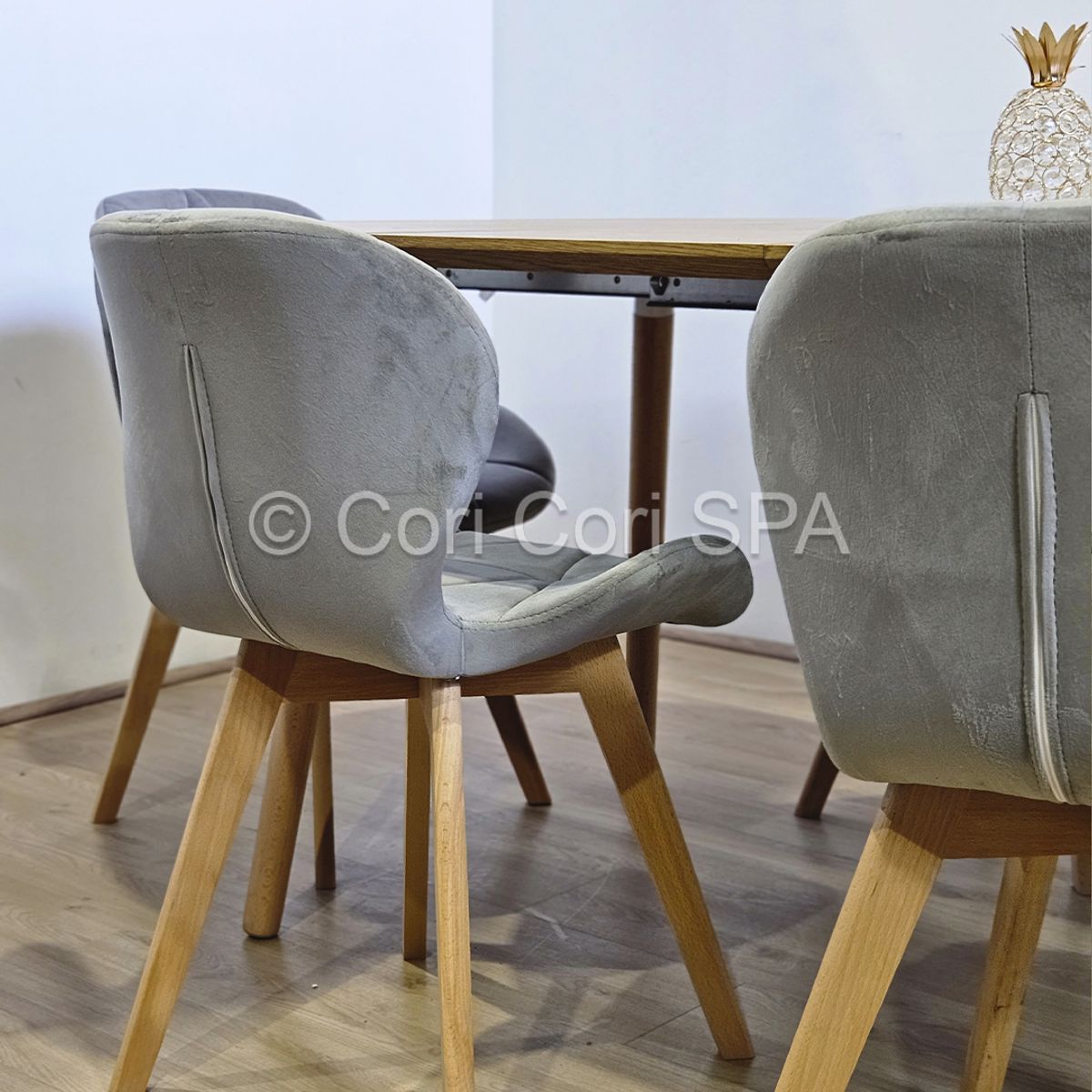 CORI CORI - Juego de Comedor Expandible 100-140-180cm + 4 Mariposa Velvet Gris