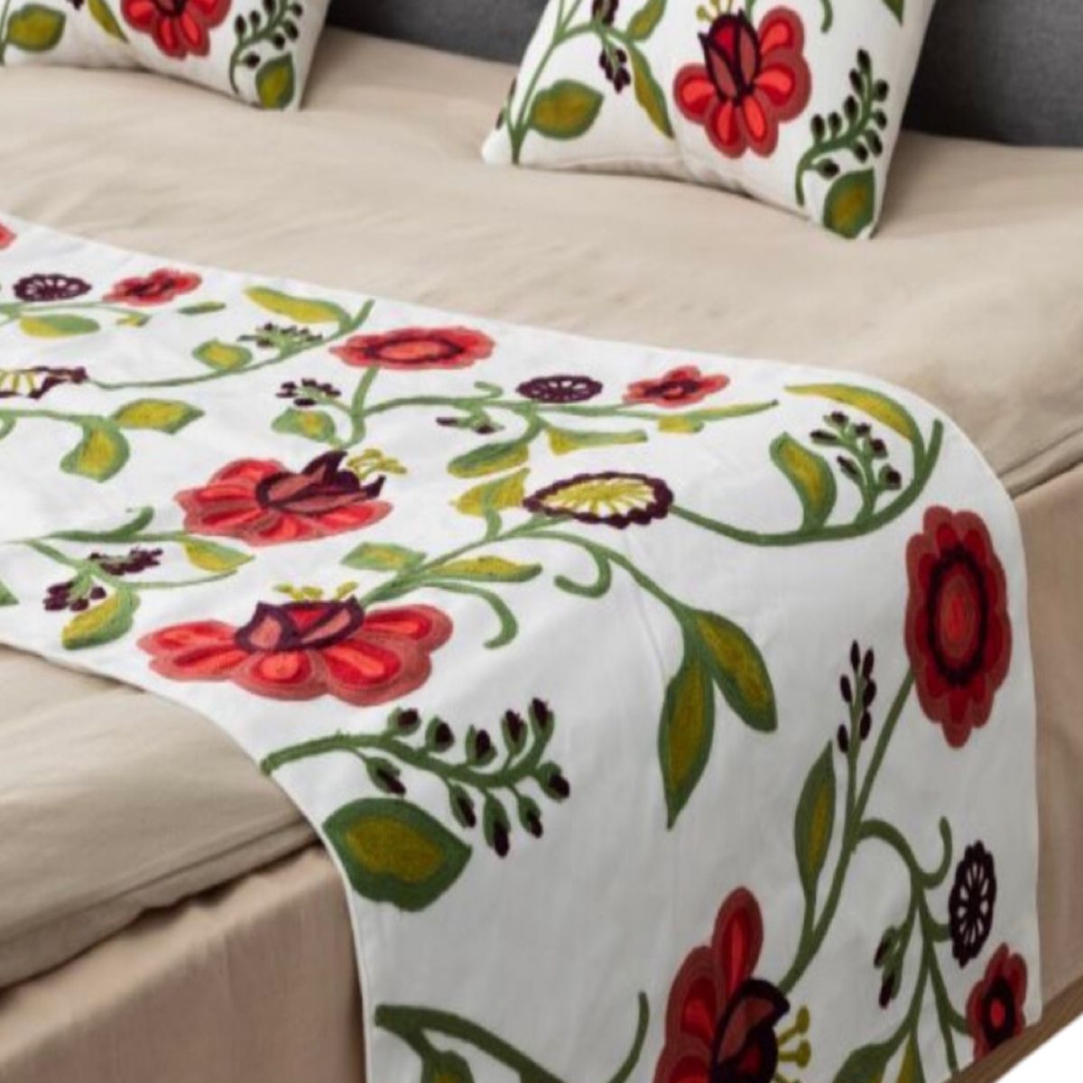 GENERICO - JUEGO DE PIECERA MAS FUNDAS BORDADAS