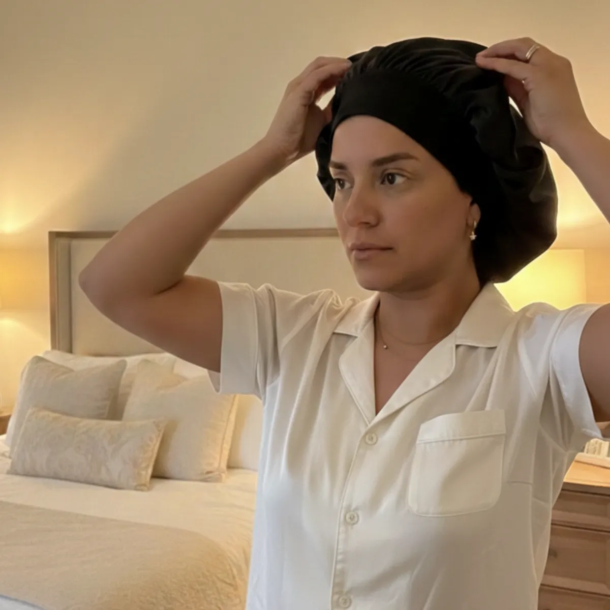 MARINA COLORINA - Gorro de satén color negro