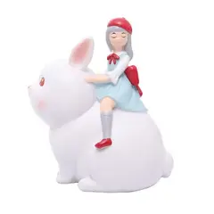 BILBOLA - Caperucita Roja sentada sobre conejo