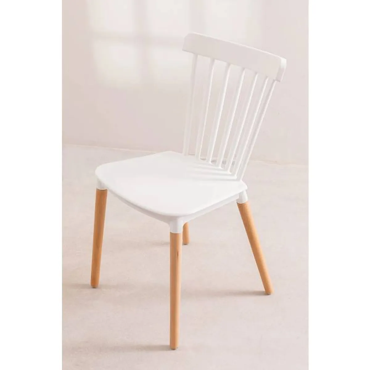 MOAD - Comedor 4P Windsor Mesa Rectangular Negra + Sillas windsor blancas