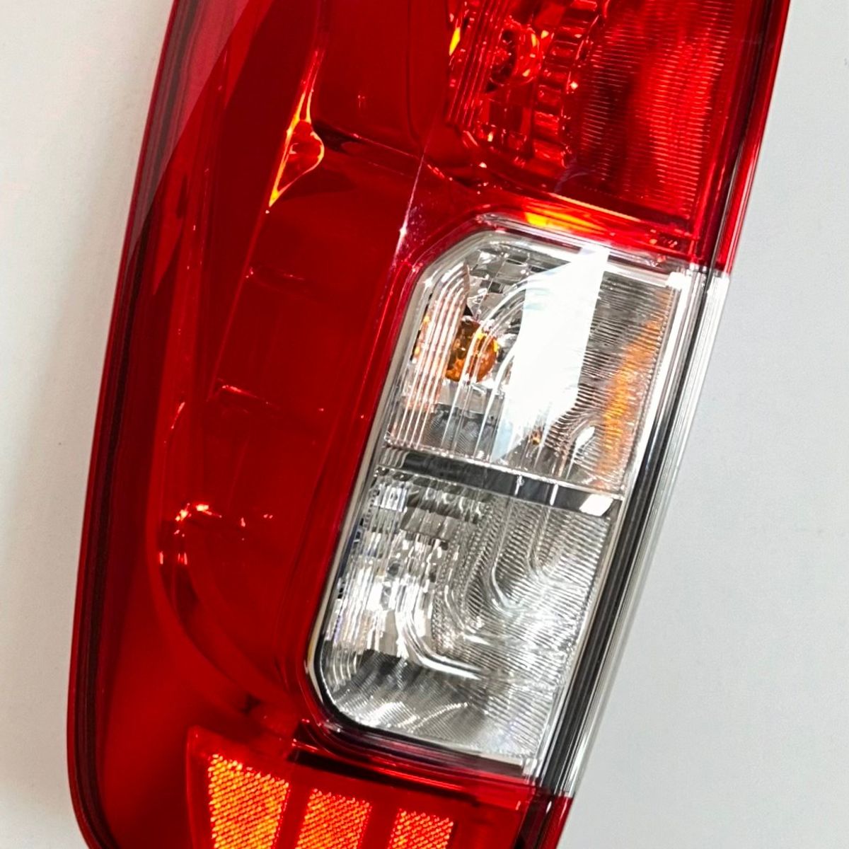 HELLA - Foco trasero izquierdo original Nissan Navara y NP300