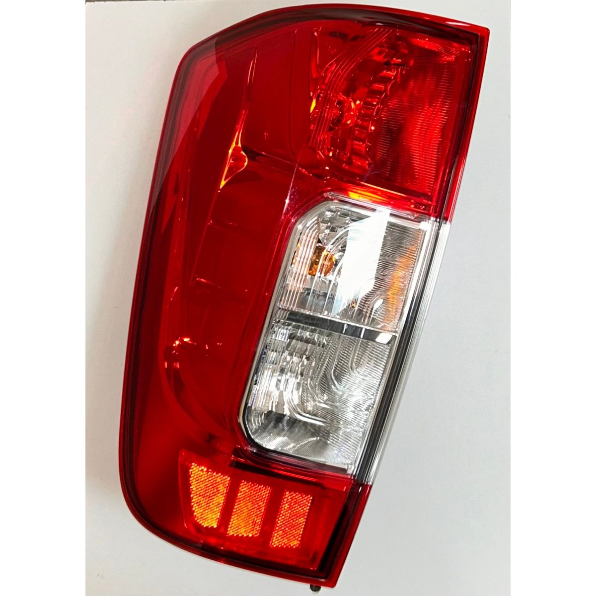 HELLA - Foco trasero izquierdo original Nissan Navara y NP300