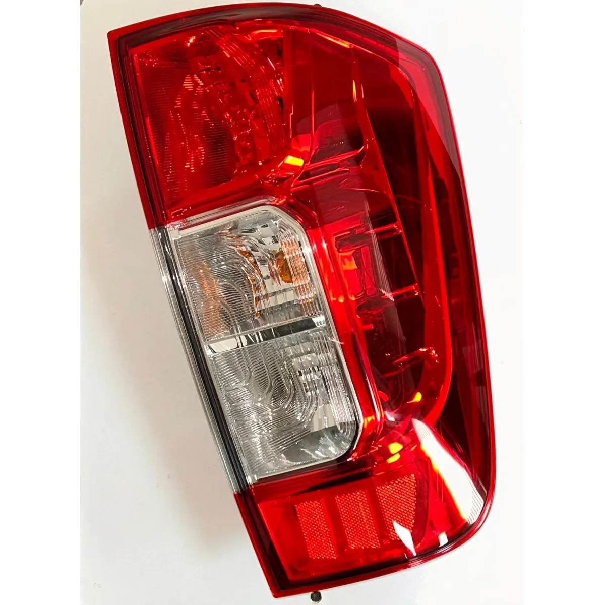 HELLA - Foco trasero derecho original Nissan Navara NP300