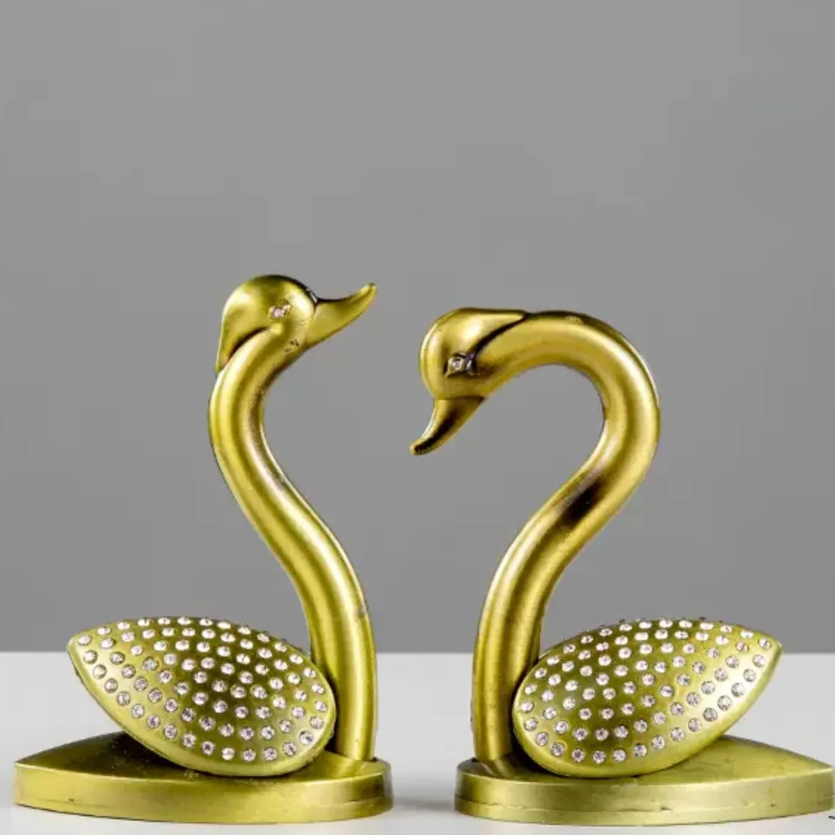 HOMESTAR - Figura Decorativa de Cisnes Dorados Decoración de escritorio