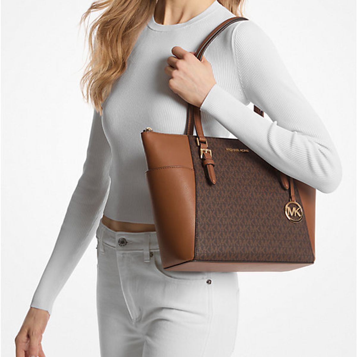 MICHAEL KORS - Cartera Michael Kors Tote Mediano Charlotte monograma camel