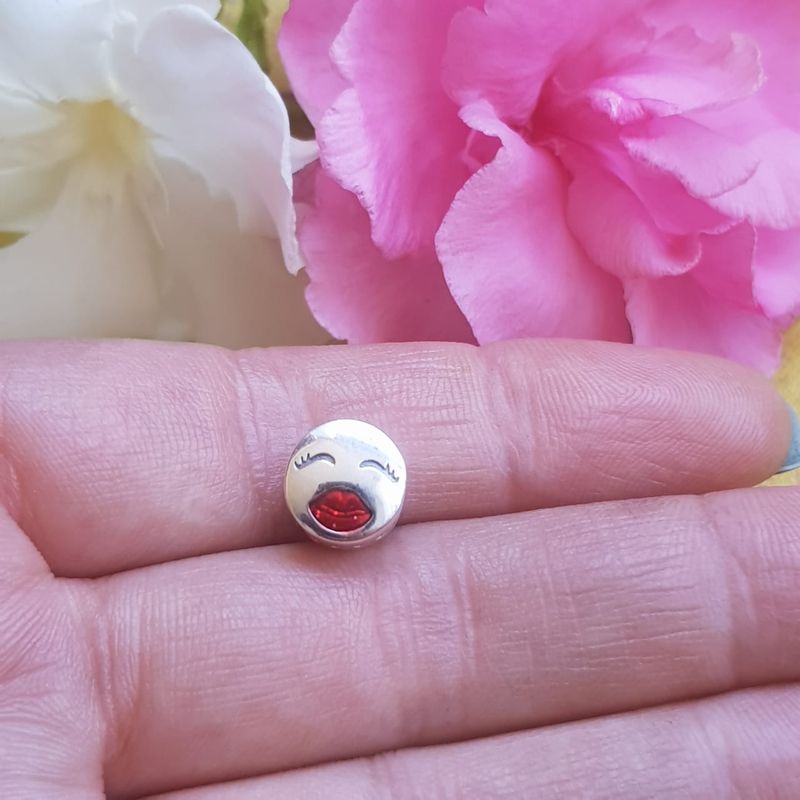 ELBAULDEJUMA - Charm dije abalorio carita ojitos cerrados boca roja plata 925