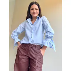 MARA MORE - BLUSA CON DETALLE VUELOS EN MANGA CELESTE