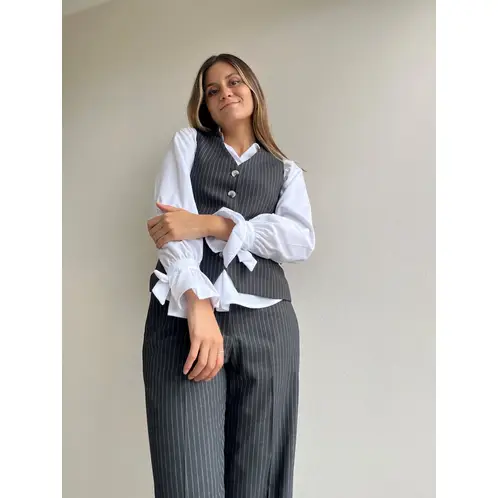MARA MORE - BLUSA CON DETALLE VUELOS EN MANGA BLANCA