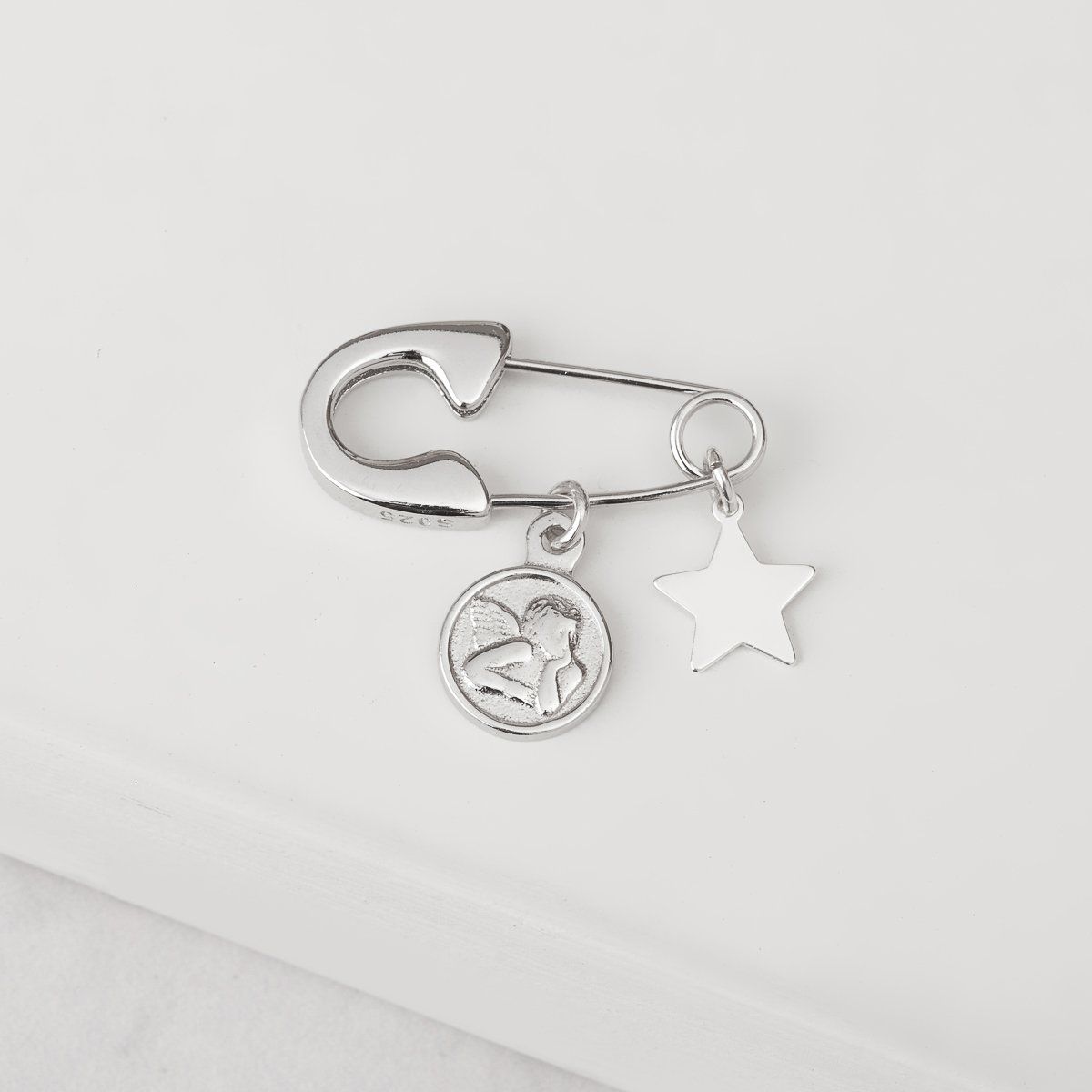 BY LAS CAYETANAS - Ganchito de protección Plata 925 Angel de la Guarda y Estrella