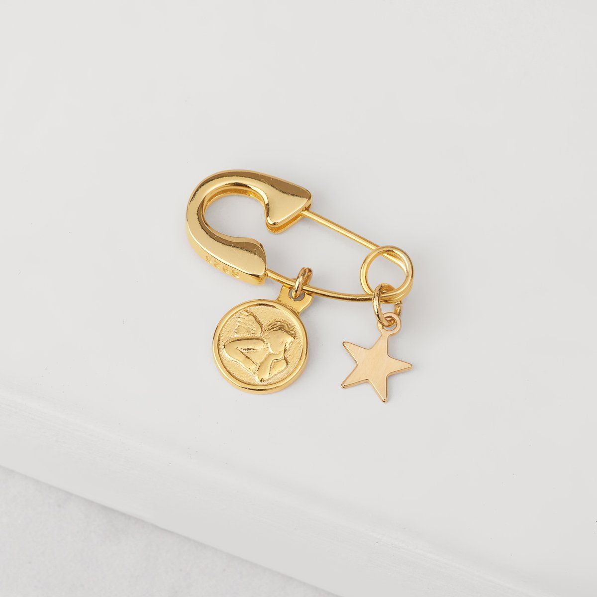 BY LAS CAYETANAS - Ganchito de protección bañado en Oro 18k Angel de la Guarda y Estrella