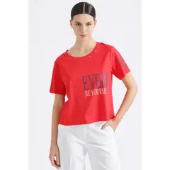 LIOLA - Polera Aplicación Tachas Y Estampado Texto, Rojo