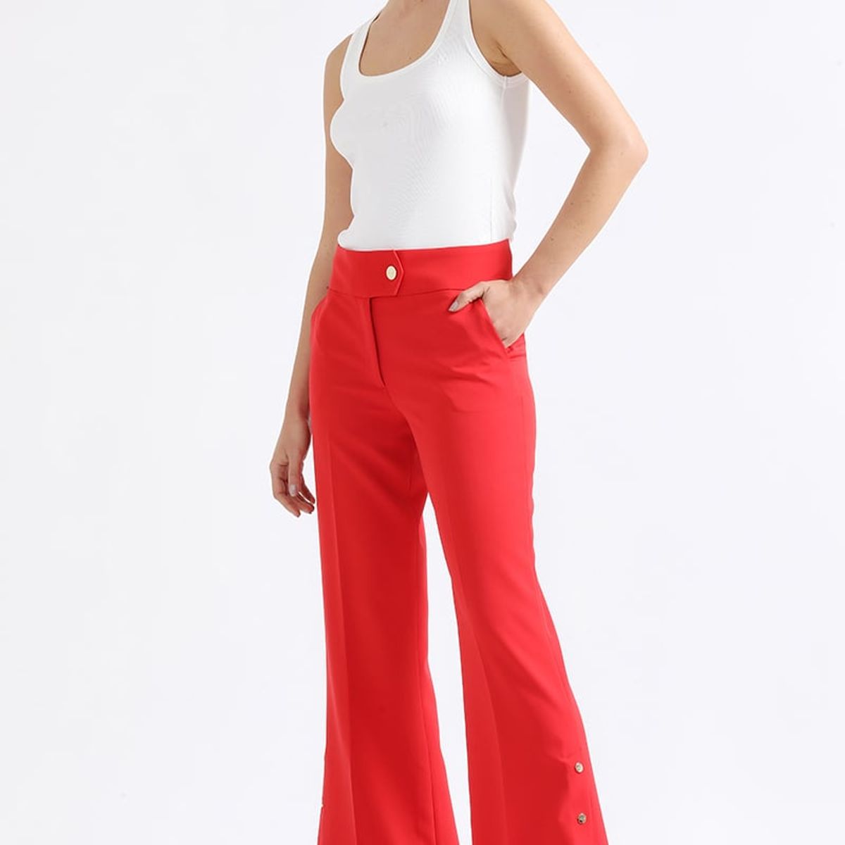 LIOLA - Pantalon Flare Tiro Alto Con Broches, Rojo Liola
