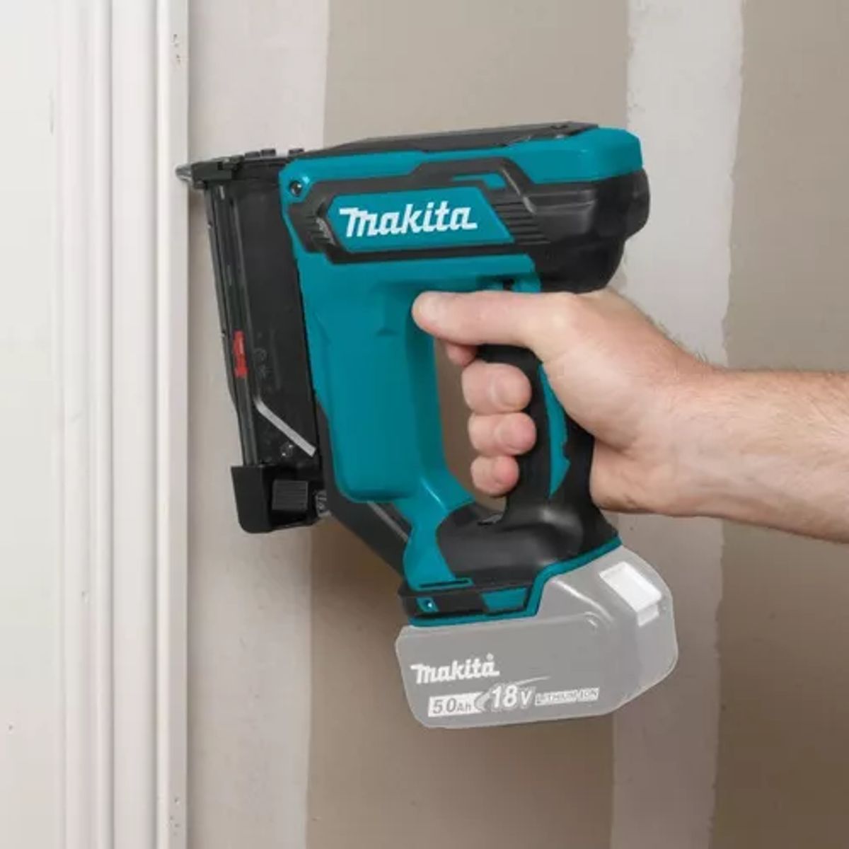 MAKITA - Clavadora Inalambrica Makita 18v 15-35mm 23 Ga Dpt353z