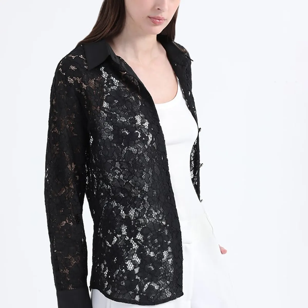 LIOLA - Blusa Encaje Boton Fantasia, Negro Liola