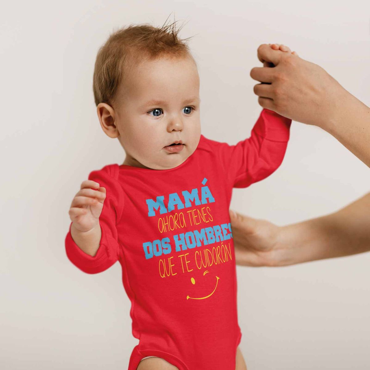GENERICO - PILUCHOS BODY DE BEBE MAMÁ DOS HOMBRES TE CUIDARÁN