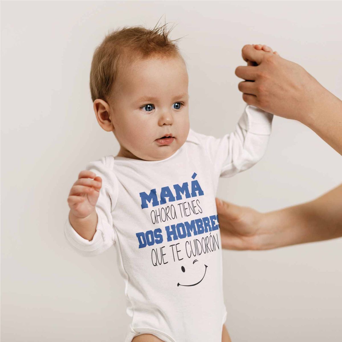 GENERICO - PILUCHOS BODY DE BEBE MAMÁ DOS HOMBRES TE CUIDARÁN