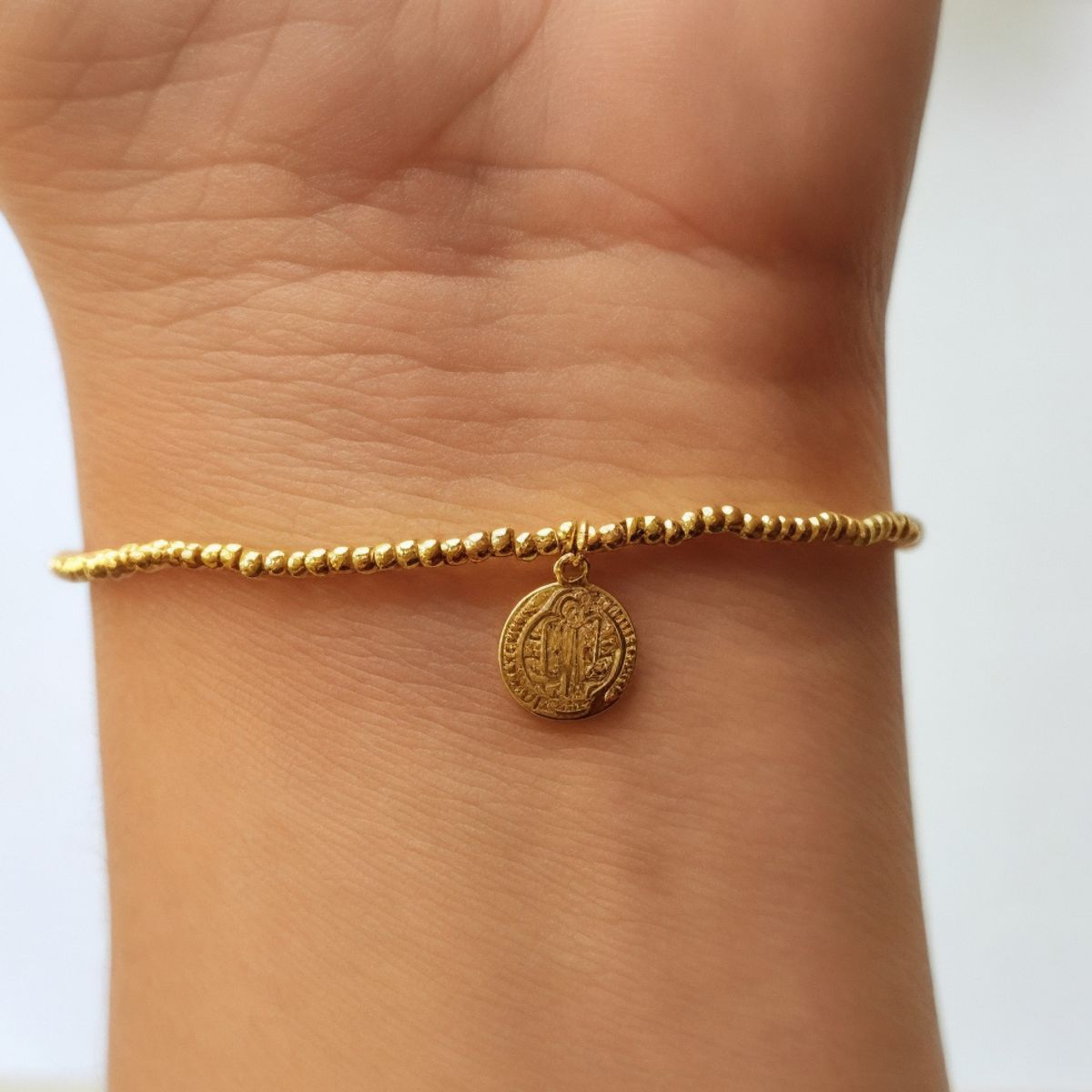 COGGIOLA - Pulsera Bolitas Medalla San Benito Enchapado Oro 18K Elásticada