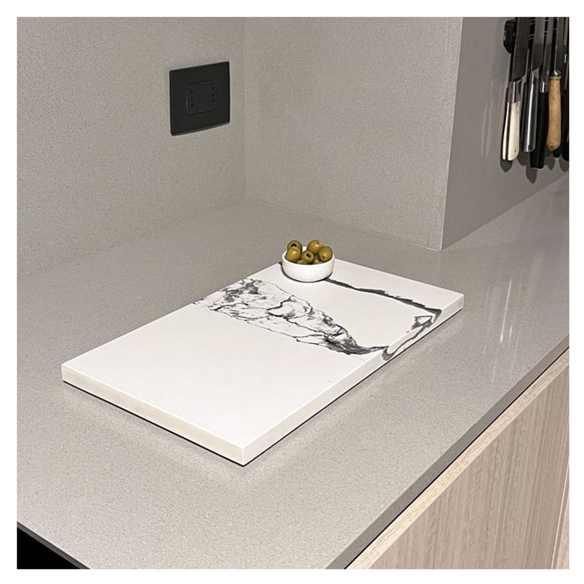 BM BRUNO MARMOL - Tabla Aperitivo Cuarzo Calacatta Ocean 40x23 cm