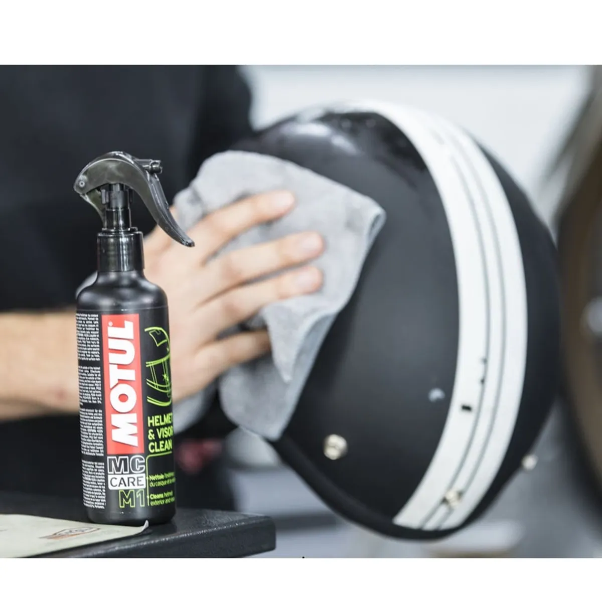 MOTUL - Limpiador exterior de Casco para Motocicletas Motul M1