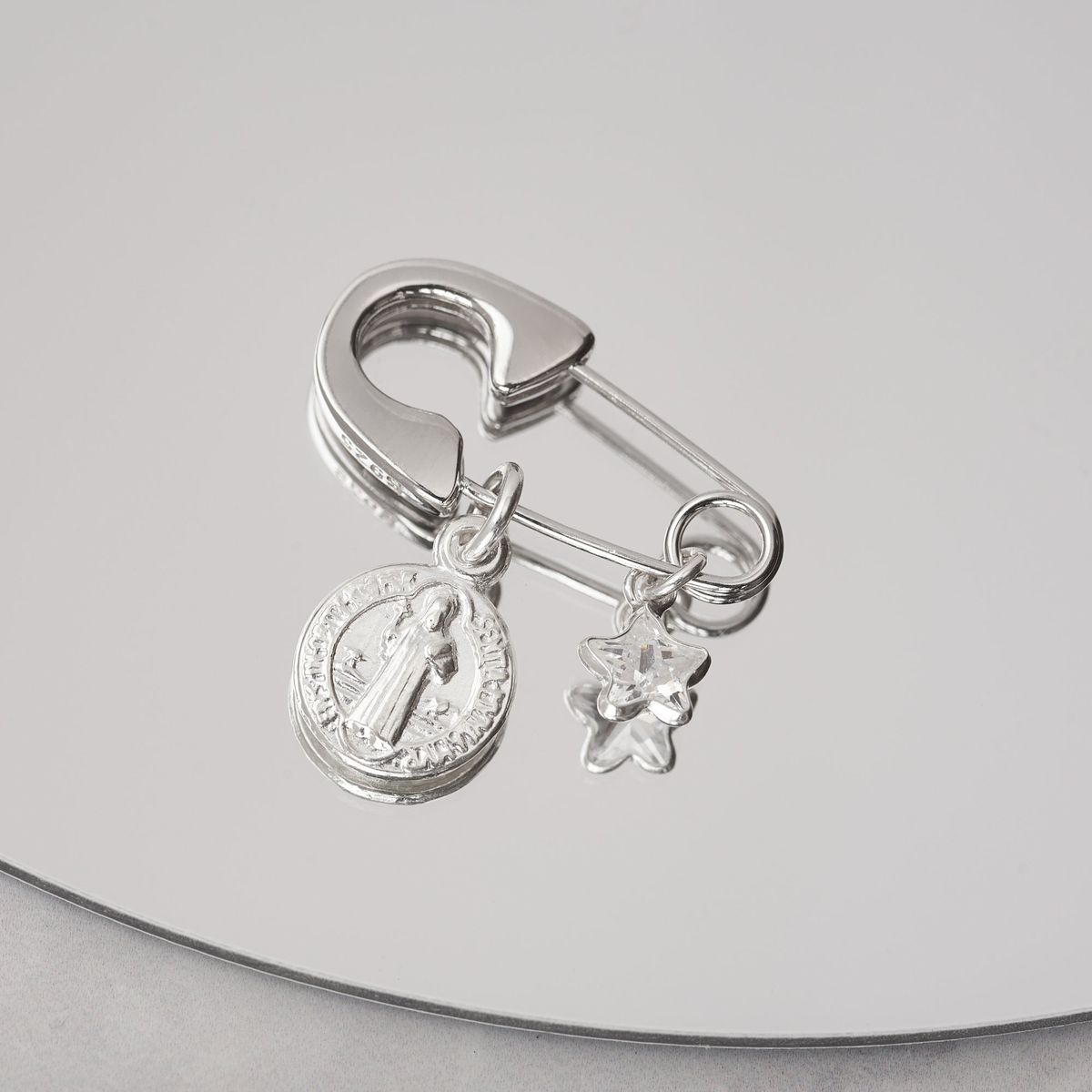 BY LAS CAYETANAS - Ganchito de protección Plata San Benito y cristal estrella blanca