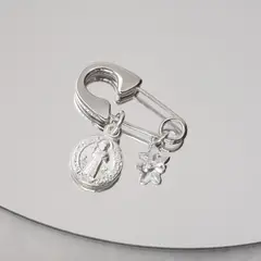 BY LAS CAYETANAS - Ganchito de protección Plata San Benito y cristal estrella blanca