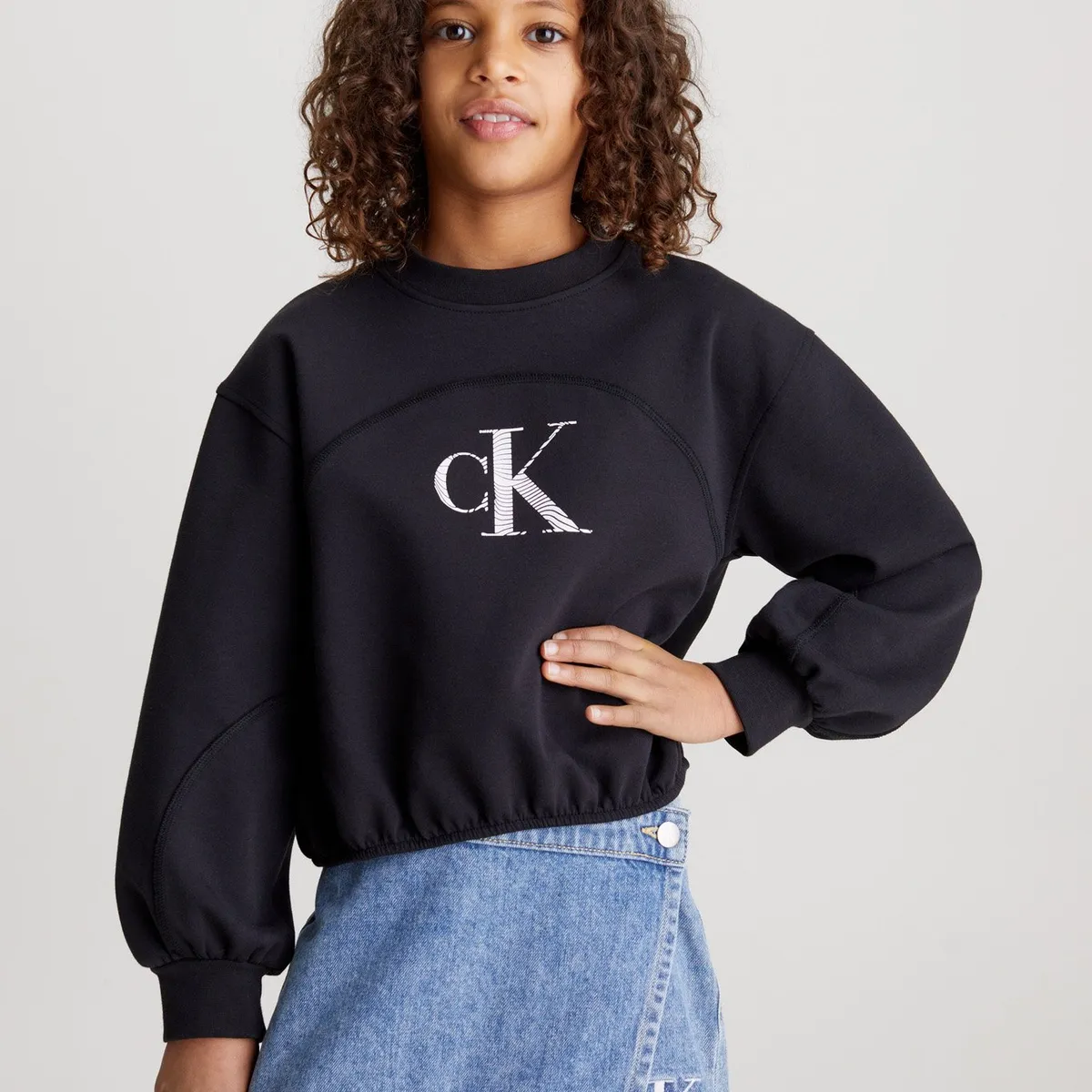 CALVIN KLEIN - Polerón Niña Iridescent Negro Calvin Klein