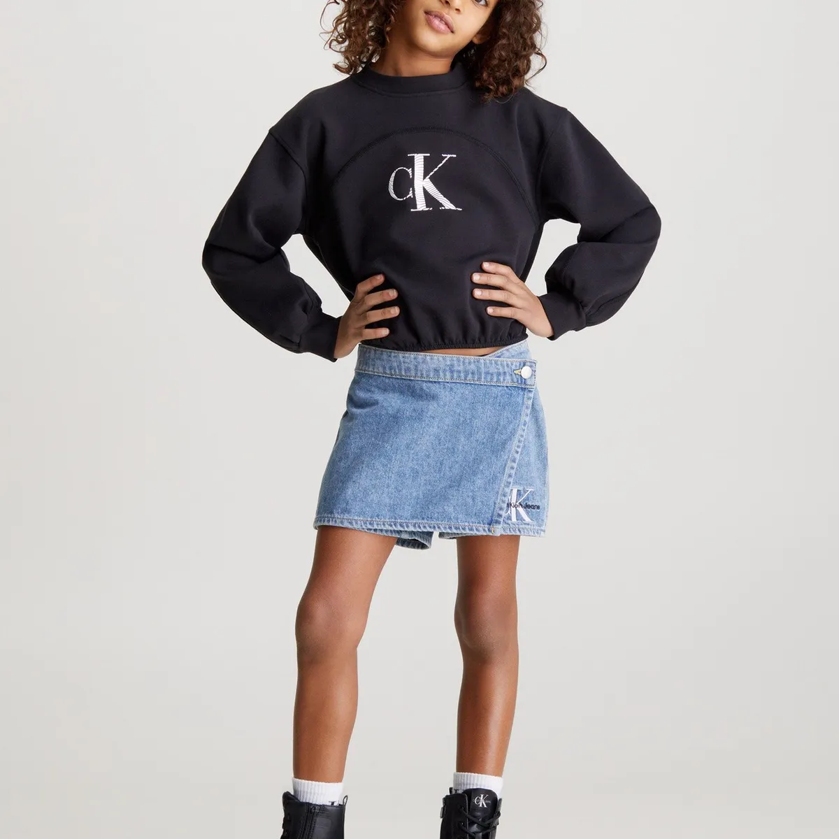 CALVIN KLEIN - Polerón Niña Iridescent Negro Calvin Klein