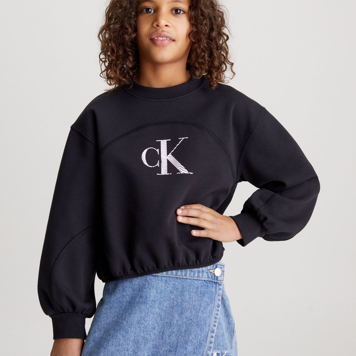 CALVIN KLEIN - Polerón Niña Iridescent Negro Calvin Klein