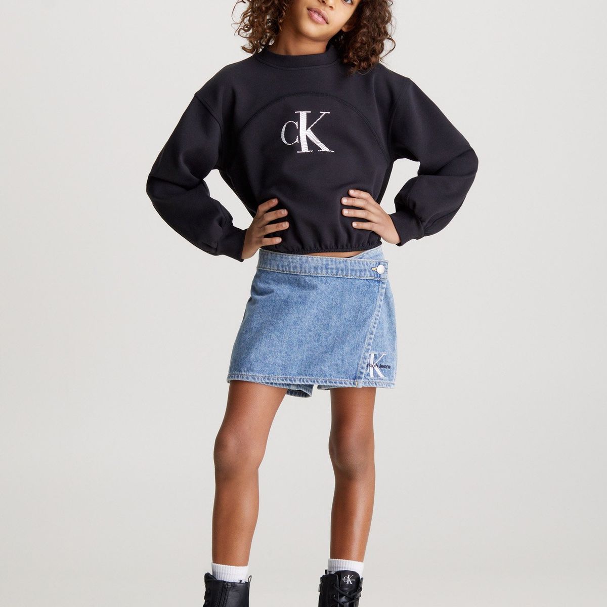 CALVIN KLEIN - Polerón Niña Iridescent Negro Calvin Klein