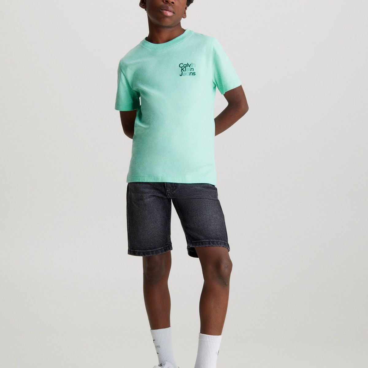 CALVIN KLEIN - Polera Niño Chest Logo Verde Calvin Klein