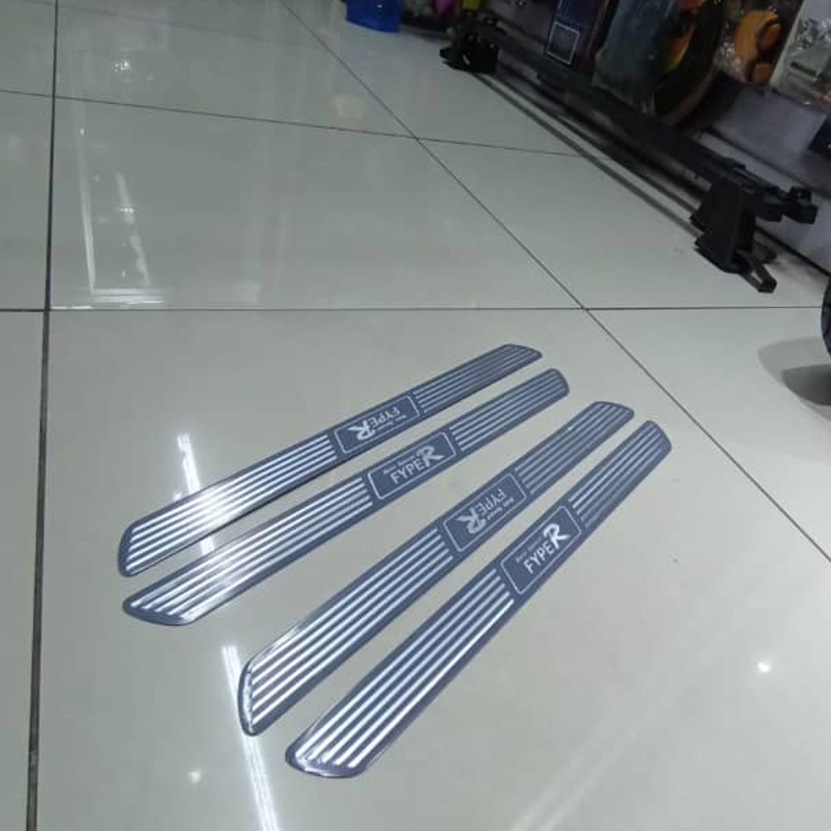 GENERICO - SET DE 4 cubre socalos pisaderas puertas autos fyper gris