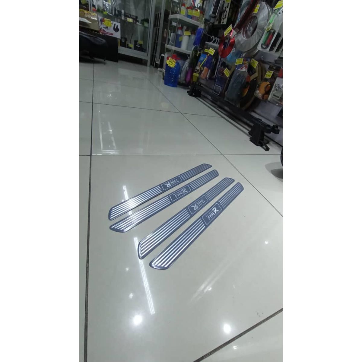 GENERICO - SET DE 4 cubre socalos pisaderas puertas autos fyper gris