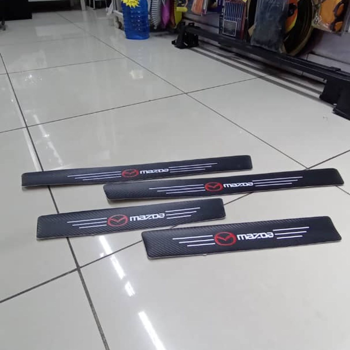 GENERICO - Cubre socalo pisaderas pegatina fibra de carbono mazda