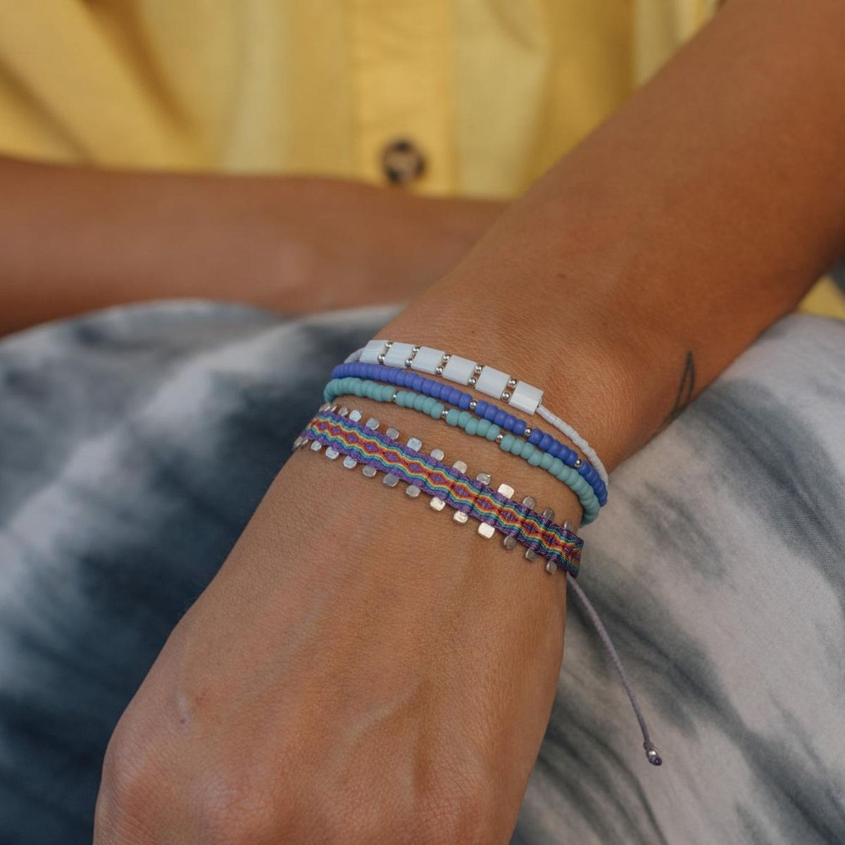 ZAZU - Pulsera Placa Fita Blanca con Mostacillas de Plata