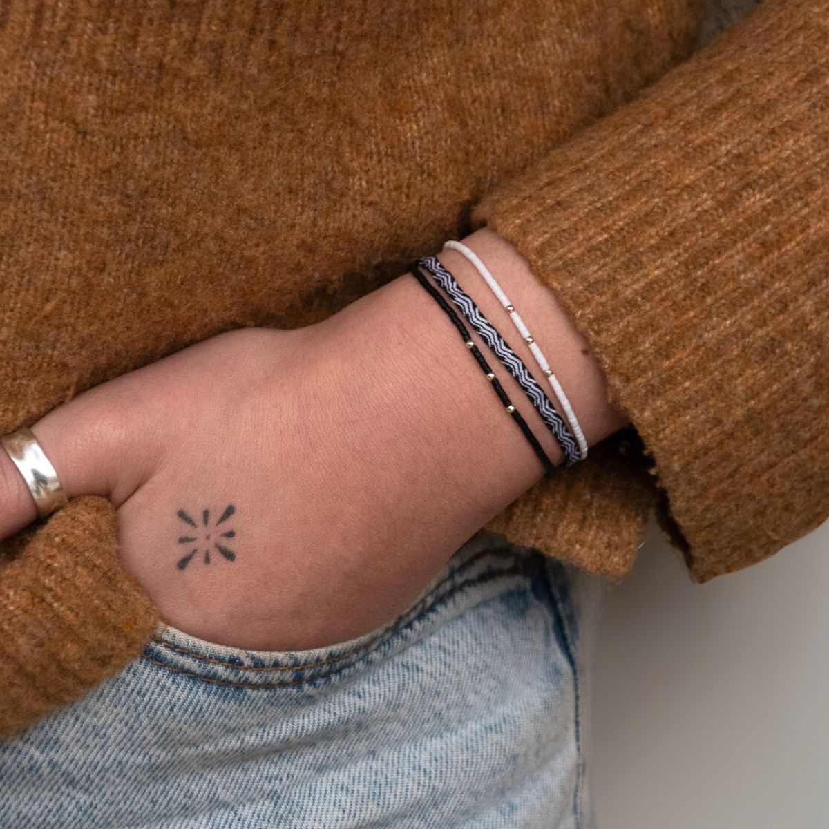 ZAZU - Pack Pulseras Telar Negro y Mostacillas Negras y Blancas