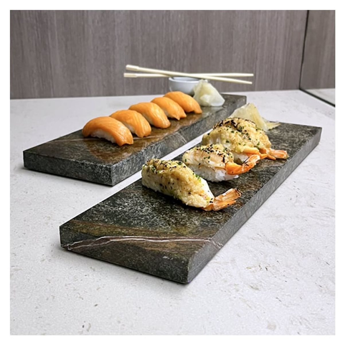 BM BRUNO MARMOL - Set Bandeja/Plato Sushi/Picoteo 12 x 36 cm. Mármol Green Rain Forest