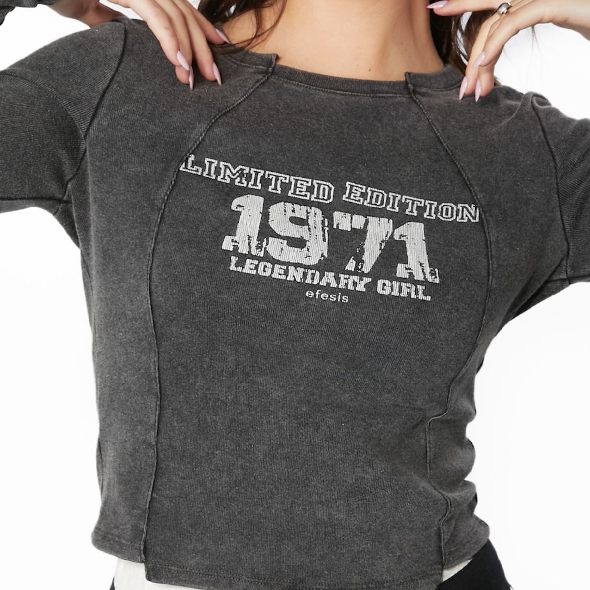 EFESIS - POLERA LUKE REGULAR GRAVILLADA Y ESTAMPADA EFESIS