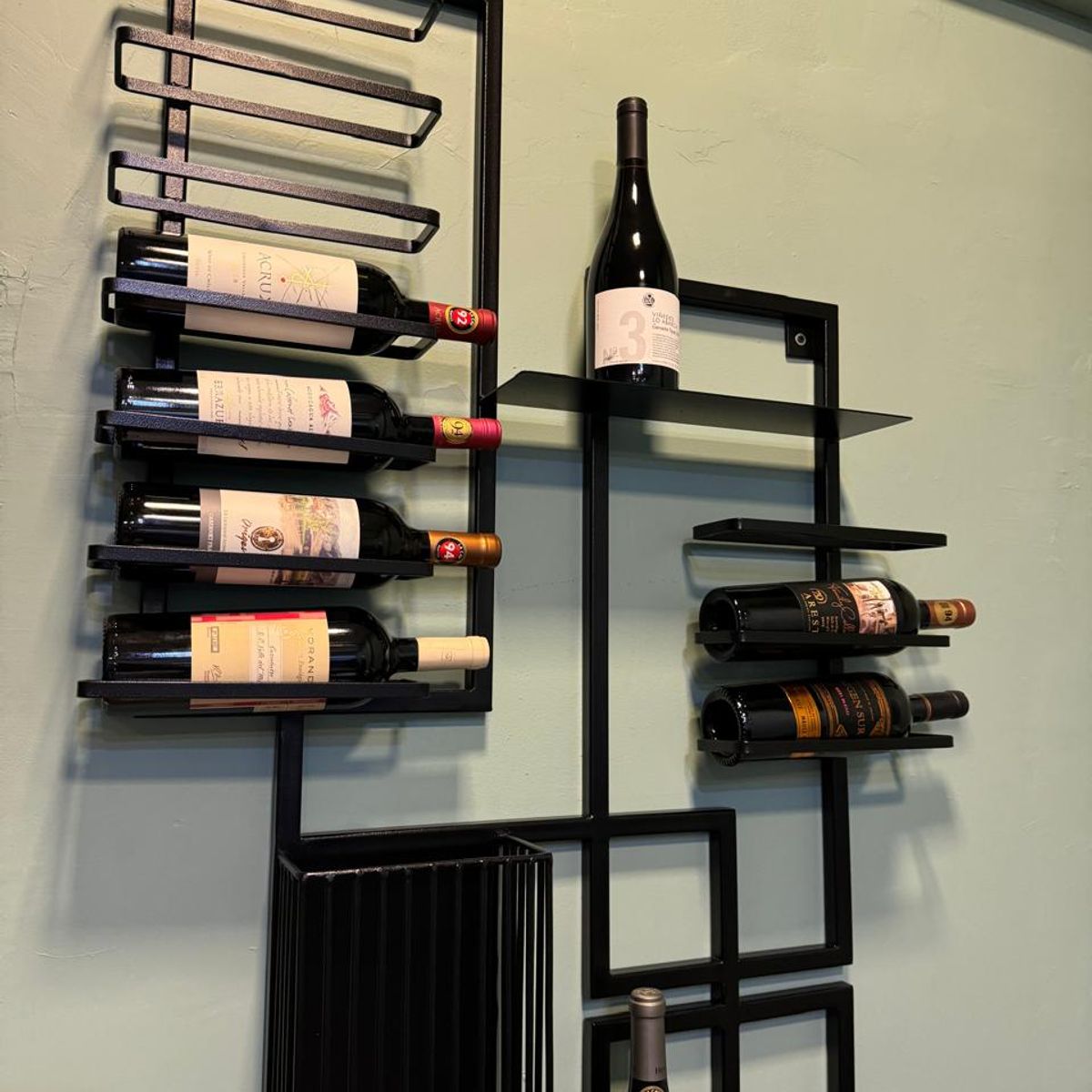 GENERICO - VINOTECA DE PARED NEGRO CAPACIDAD 15 BOTELLAS + DEPOSITO CORCHOS