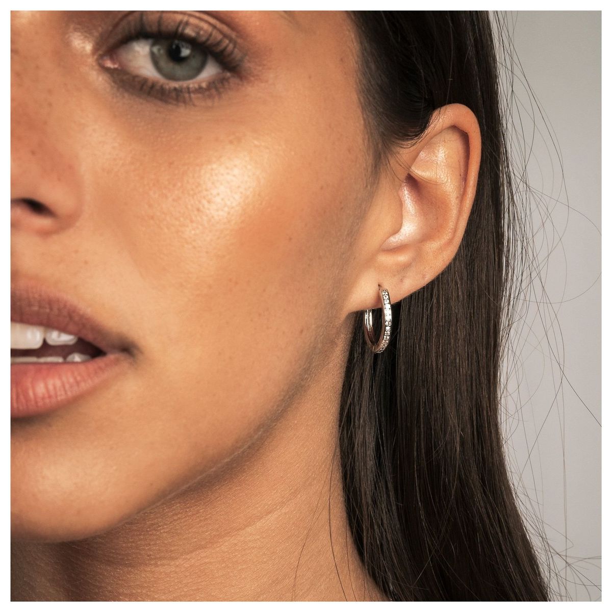 BOAZ JOYAS - ARGOLLAS LISAS CIRCONES BAÑADAS EN ORO BLANCO 18MM