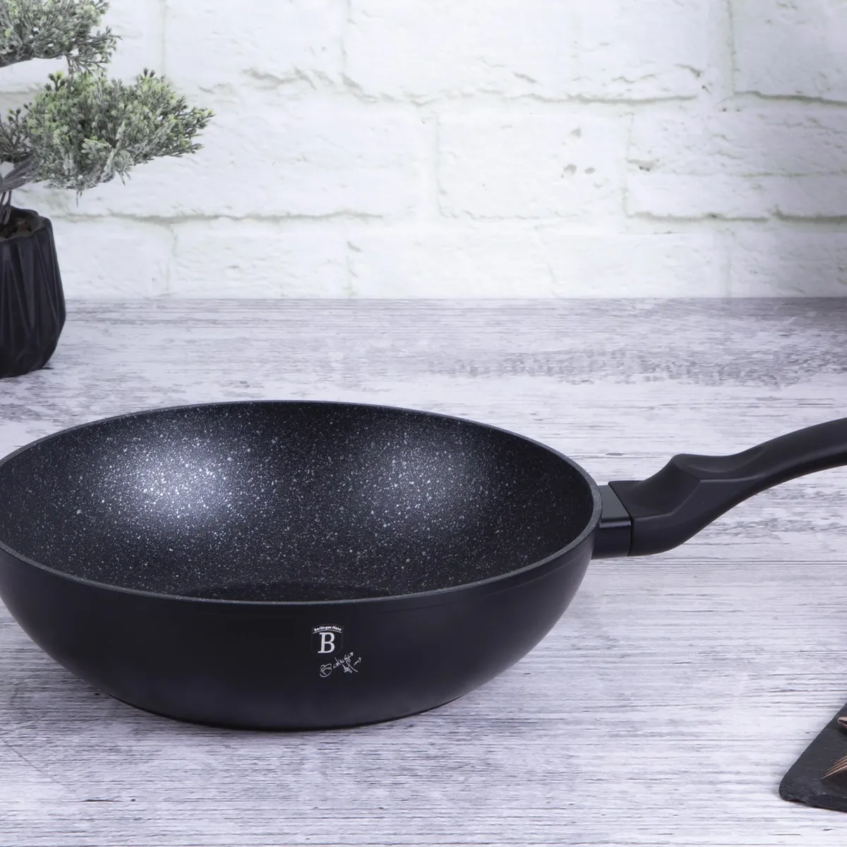 BERLINGER HAUS - Sartén Wok Ø 28 cm (3.2 Litros), color negro. Aluminio forjado