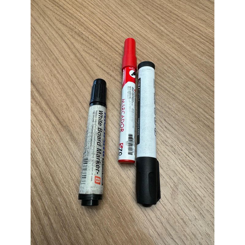 ARTEL - Plumones pizarra dos negros y uno rojo usados