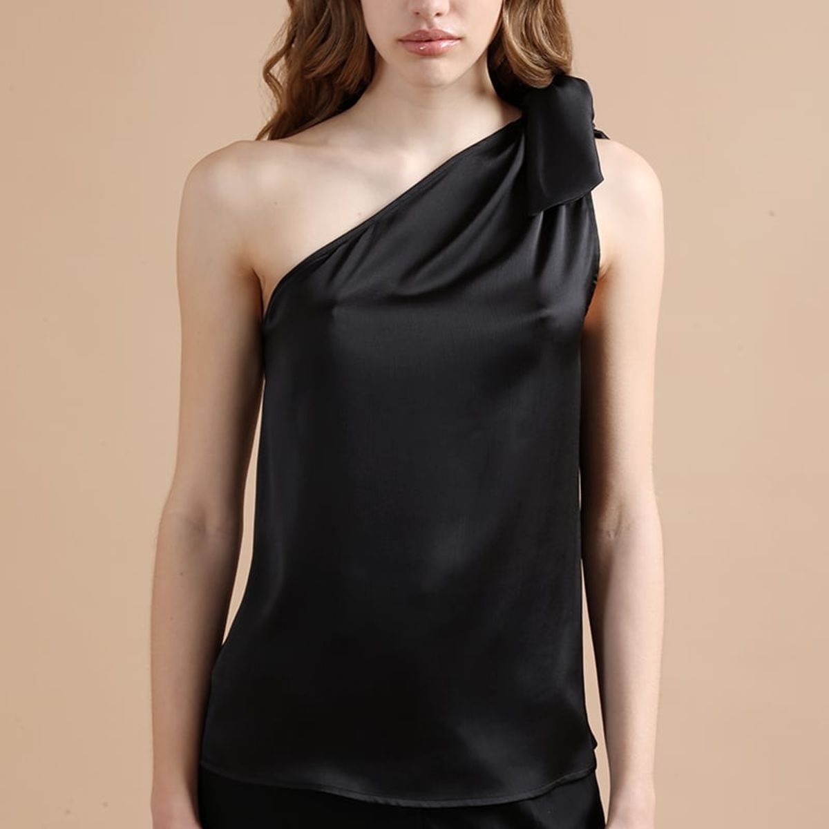 LIOLA - Top Satin Asimetrico, Anudado En Hombro, Negro Liola