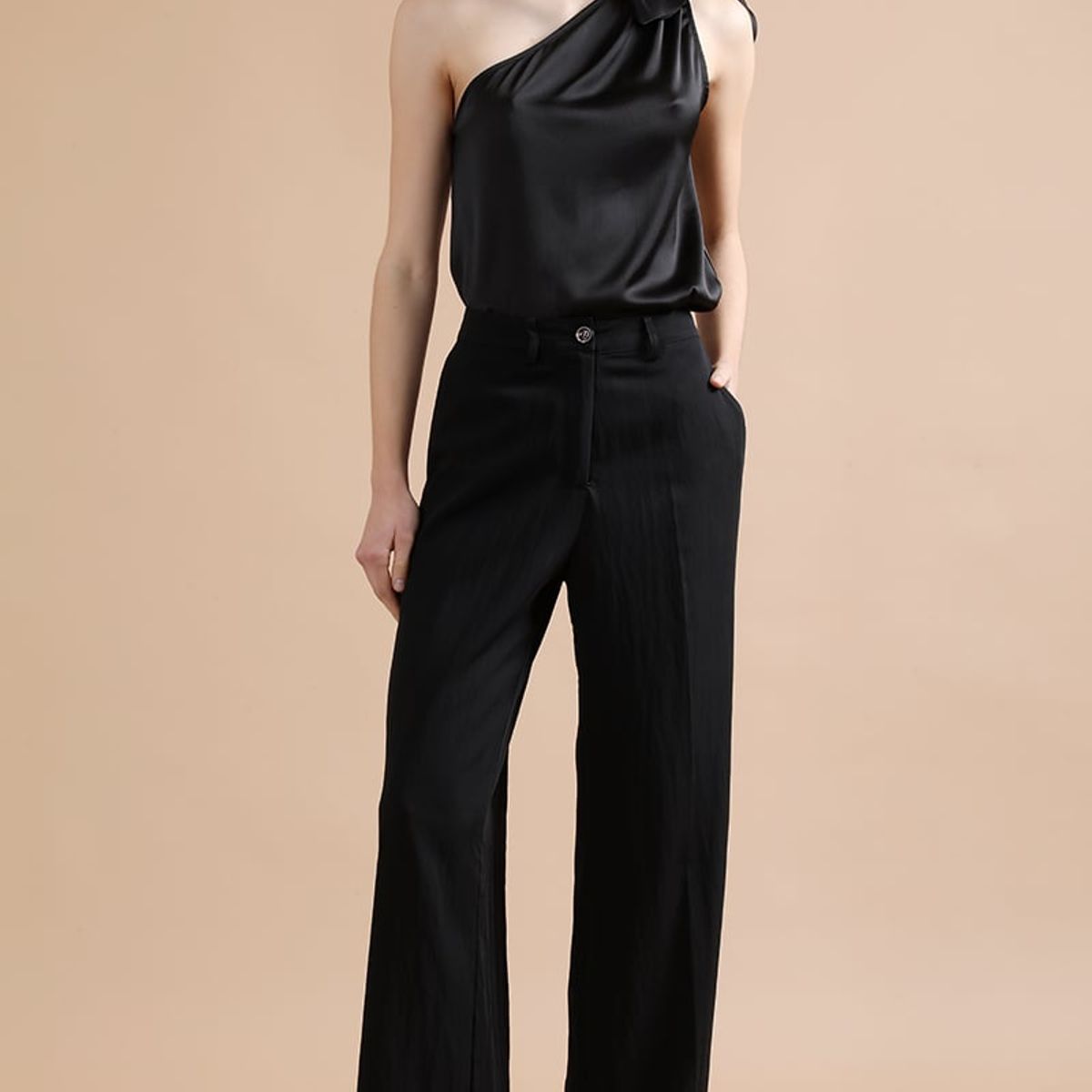 LIOLA - Top Satin Asimetrico, Anudado En Hombro, Negro Liola